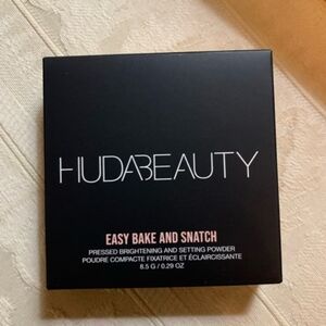 HUDA BEAUTY Easy Bake and Snatch Setting Powder